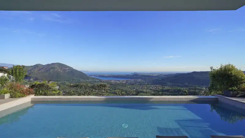 Villa singola in posizione panoramica, con infinity pool, a Villanuova sul Clisi, Salò