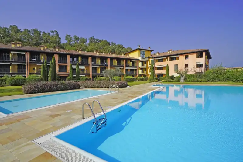 Bright three-room flat in residence with pool and lake view in Puegnago del Garda, Puegnago sul Garda