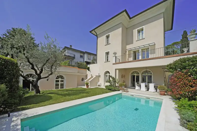 Villa singola con piscina, giardino e vista lago vicino a Roé Volciano, Salò