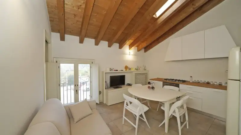 Bilocale di charme in palazzo storico con piscina a Polpenazze del Garda, Polpenazze del Garda