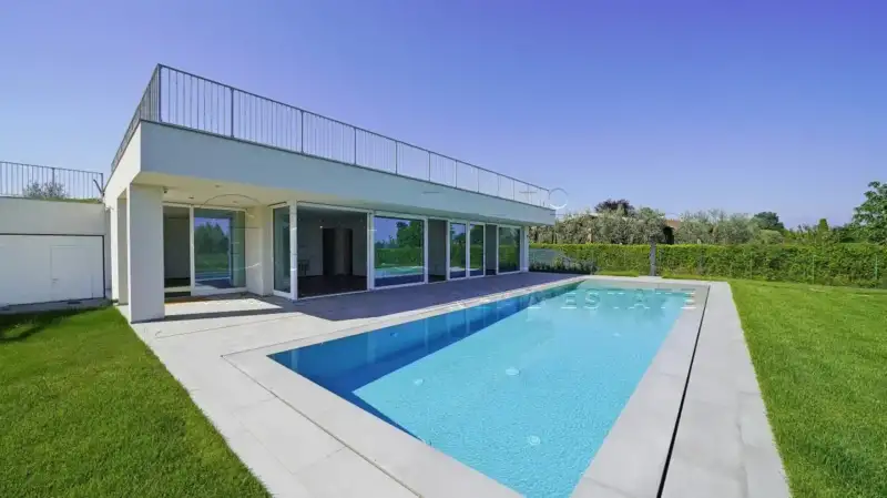 Villa contemporanea di design con piscina, immersa nella natura con vista lago, Manerba del Garda