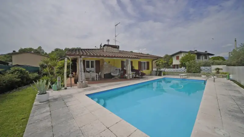 Villa singola con piscina a Puegnago del Garda, Puegnago sul Garda