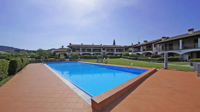 Appartamento giardino privato, in residence con piscina a Manerba del Garda, Manerba del Garda