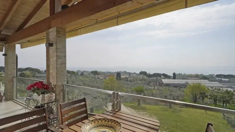 Freistehende Villa mit Seeblick in Padenghe sul Garda zu verkaufen, Padenghe sul Garda