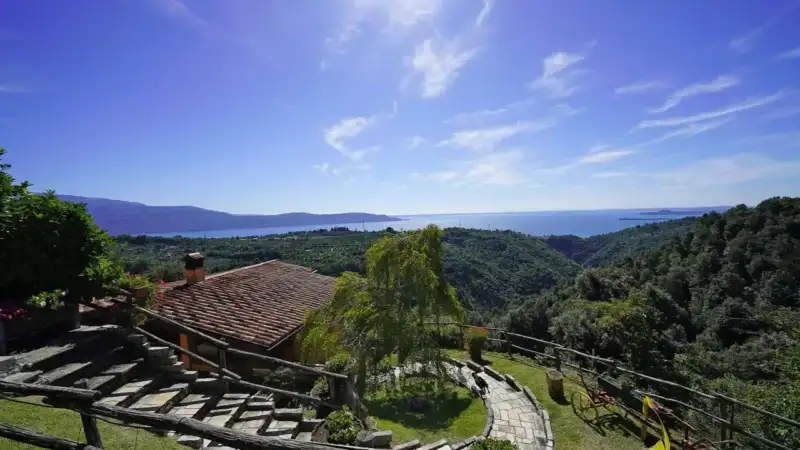 Casa indipendente con vista lago e ampio terreno a Sanico, Toscolano Maderno