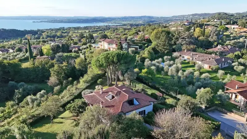 Villa singola con vista lago e ampio giardino a Soiano del Lago, Soiano del Lago