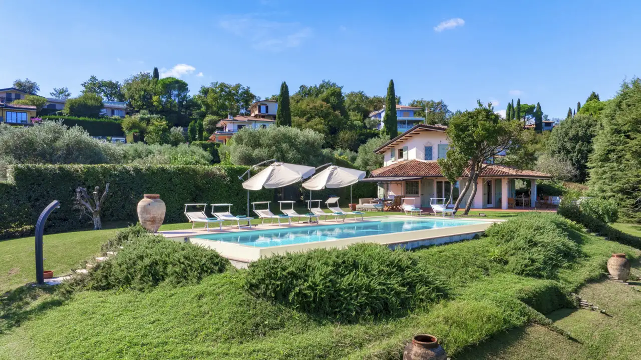 Villa con piscina e giardino in collina