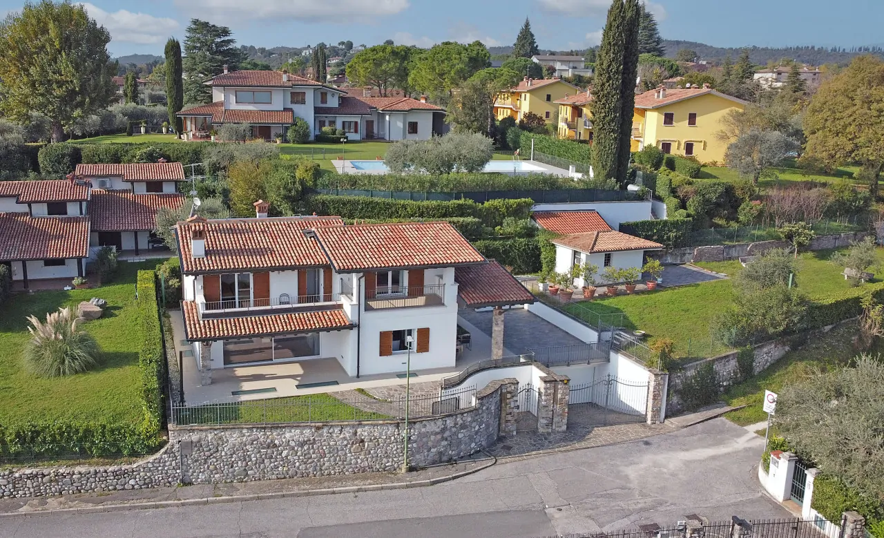 Villa con giardino e cancello vista dall'alto a Soiano del Lago