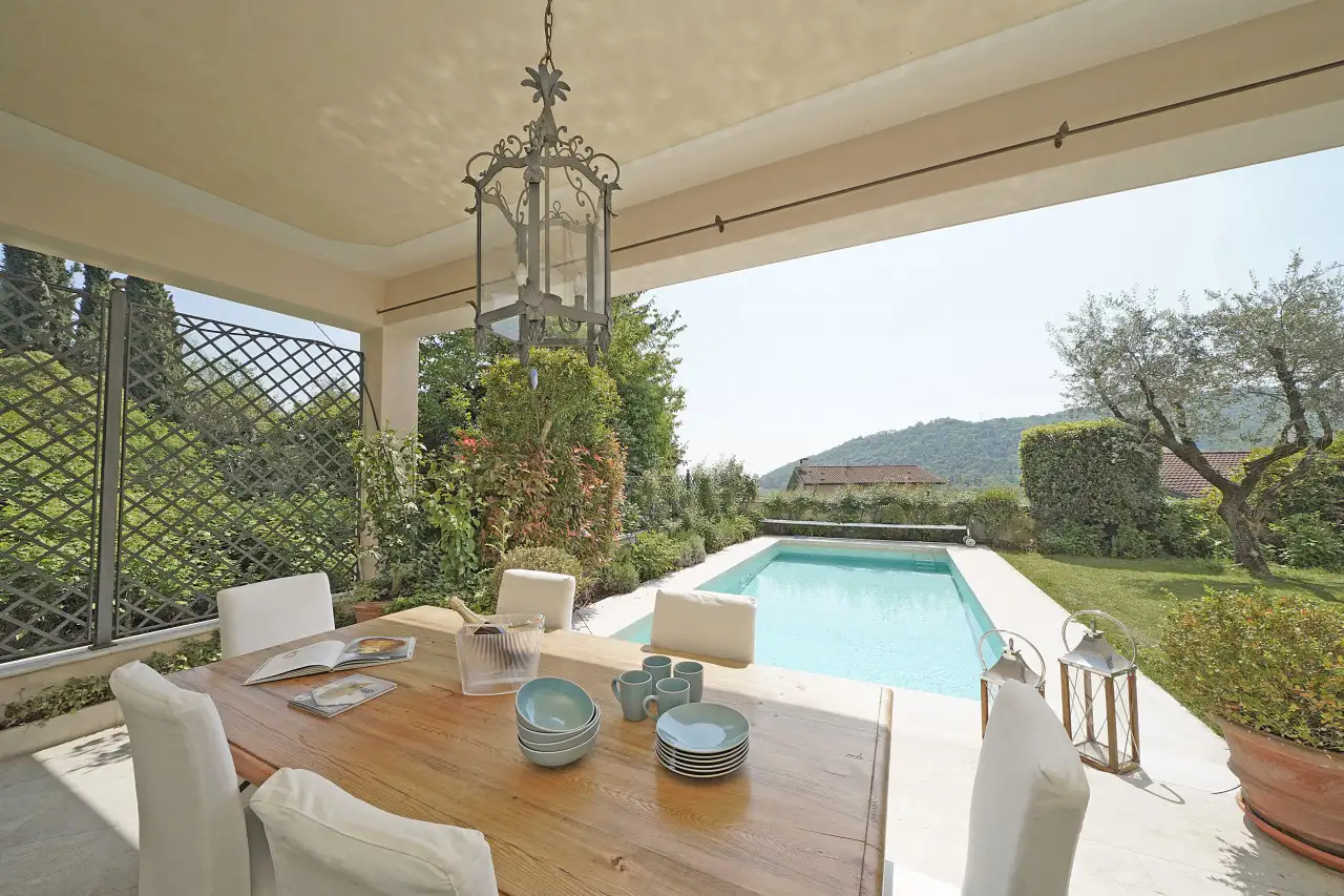Portico con tavolo da pranzo e piscina