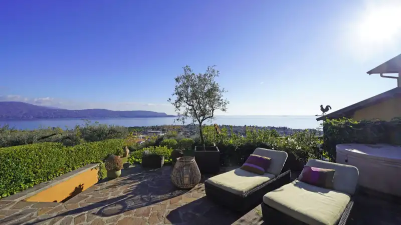 Schönes freistehendes Haus mit traumhaftem Seeblick im Wohnanlage mit Pool in Maderno, Toscolano Maderno