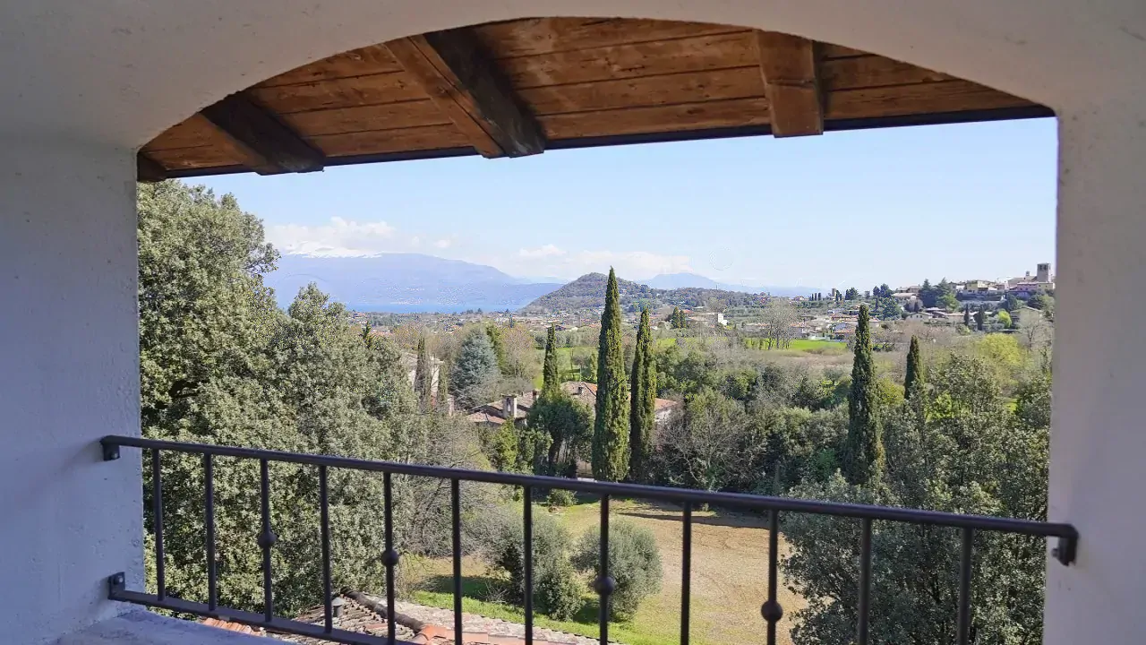 Blick vom Balkon mit Geländer und Holzdecke