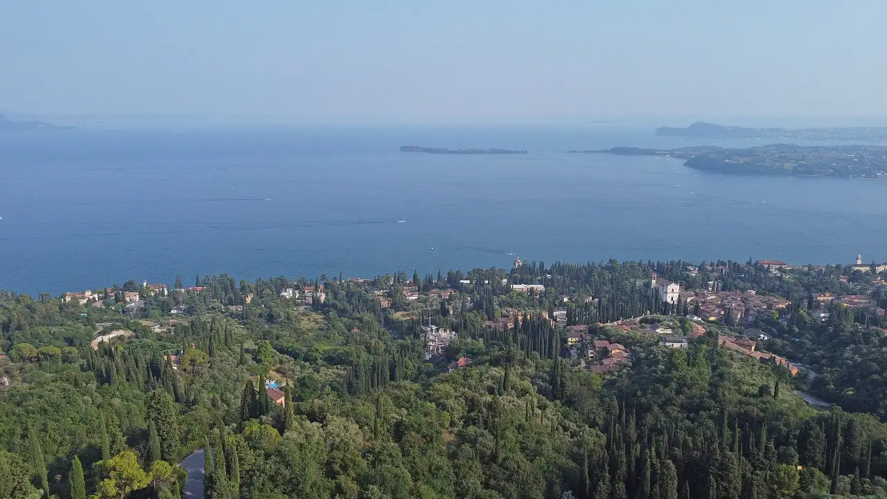 Panoramablick auf den See und die umliegende Vegetation in Gardone Riviera