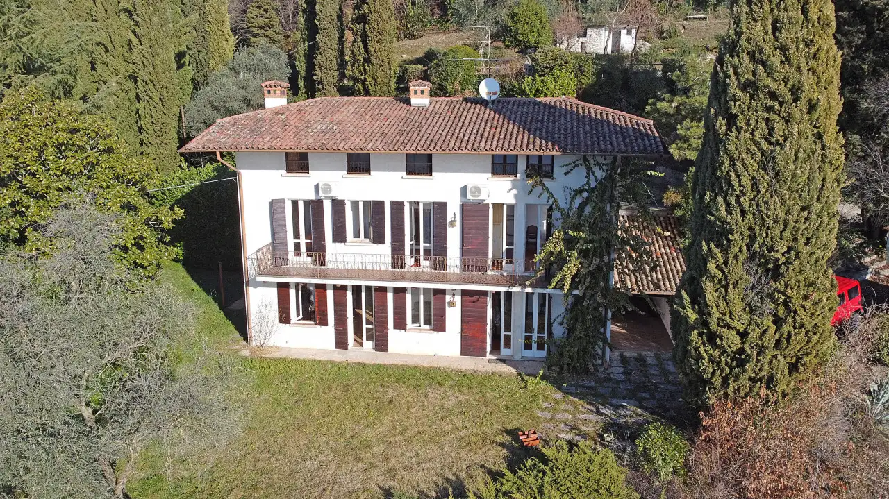 Freistehende Villa mit Garten und umgebenden Bäumen