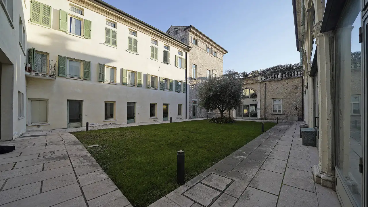 Innenhof mit Rasen und Bäumen