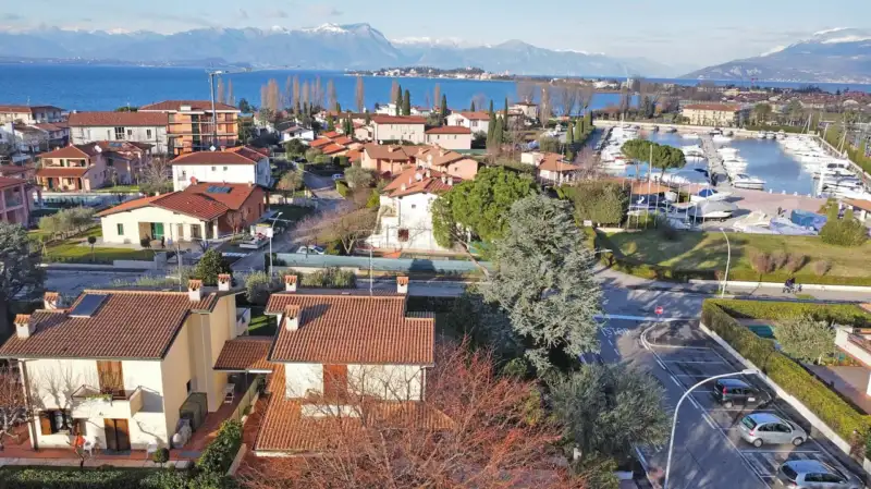 Villa indipendente a pochi metri dal lago in vendita a Sirmione, Sirmione