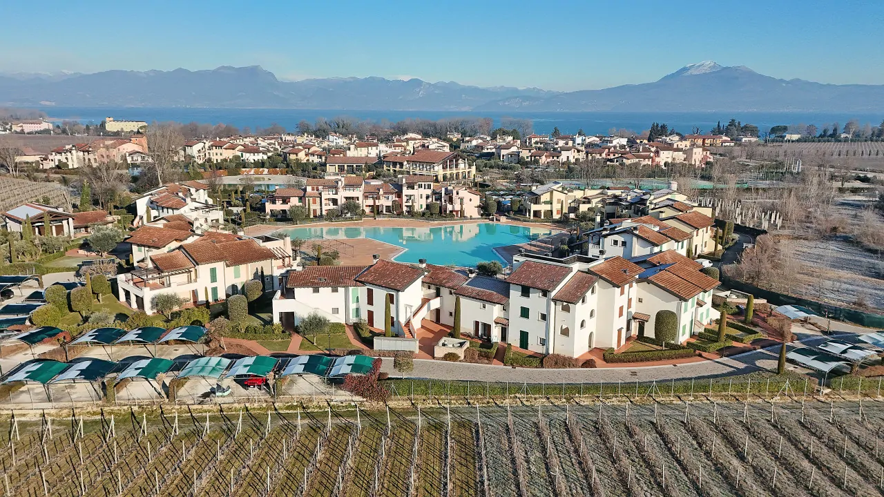 Luftaufnahme der Wohnanlage mit Pool und Weinberg im Vordergrund