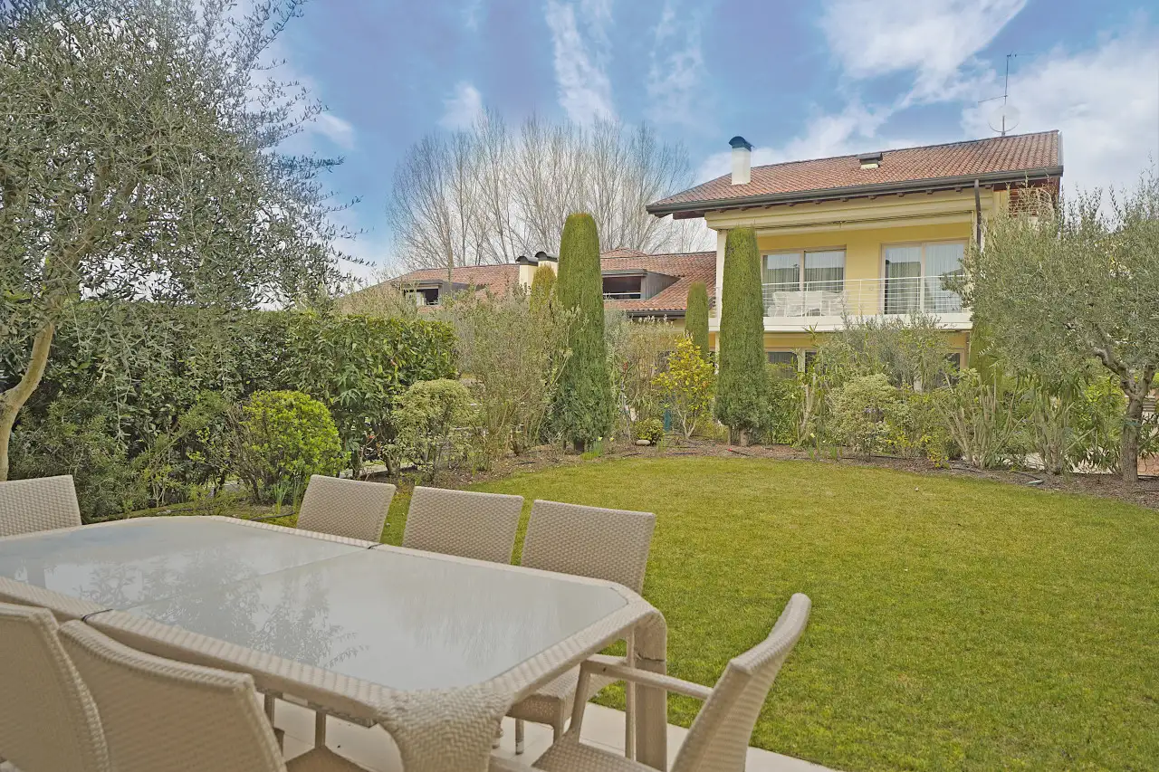 Garten mit Esstisch und Stühlen im Freien