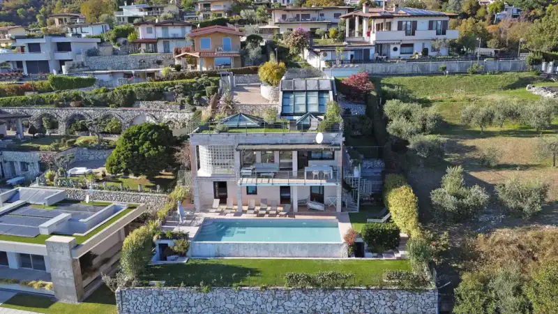 Prestigious villa in a panoramic location with infinity pool in Villanuova sul Clisi, Salò