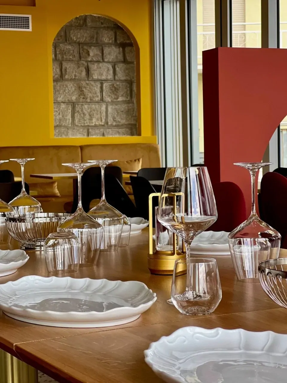 Eingedeckter Tisch mit Tellern und Gläsern im Restaurant