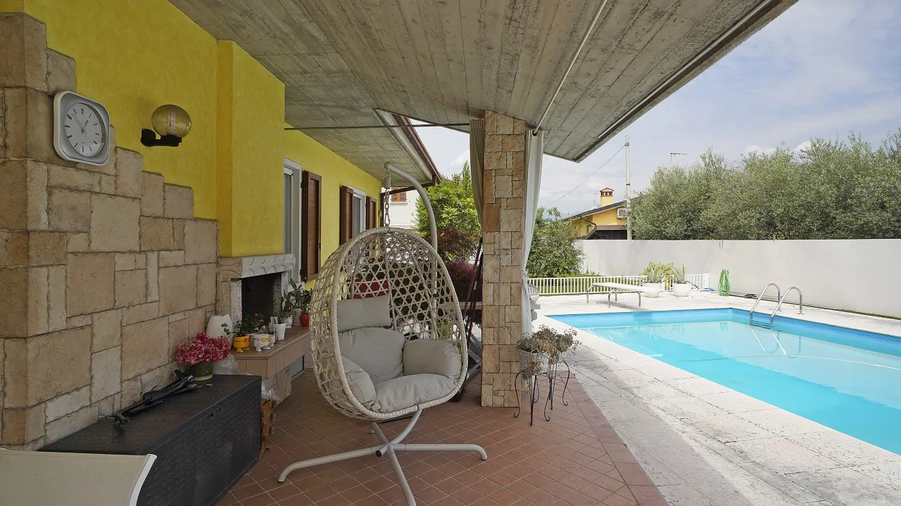 Veranda mit Hängesessel und Schwimmbad