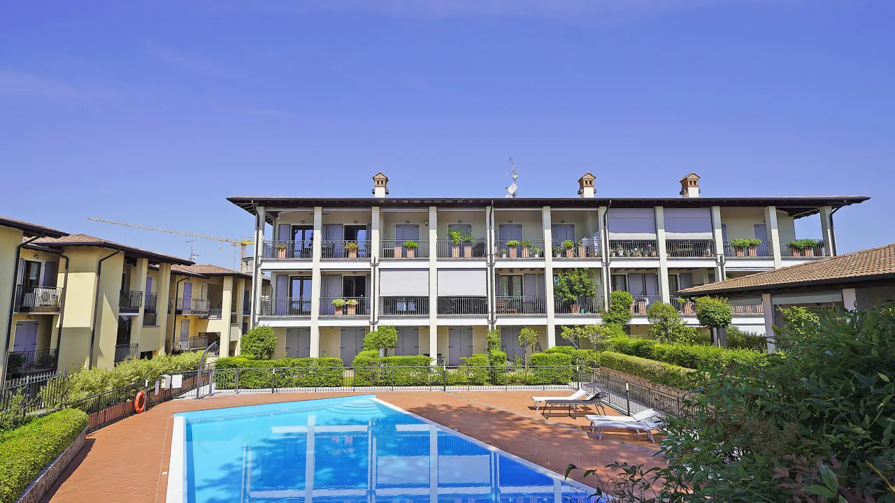 Residence con piscina e terrazze con piante