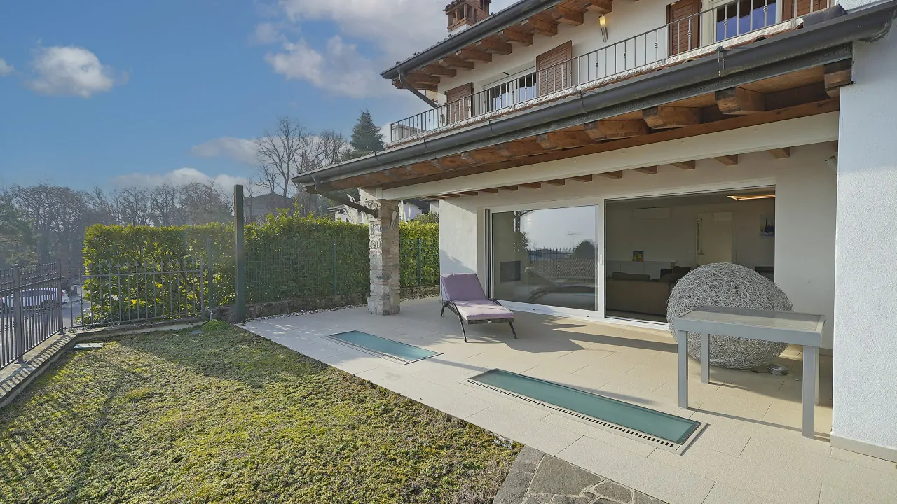Esterno con terrazza coperta e giardino