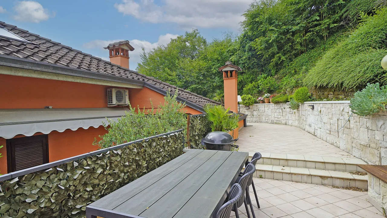 Terrazza con tavolo e sedie all'aperto