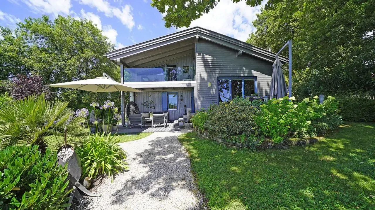 Detached villa with garden and terrace with umbrella and lounge chairs