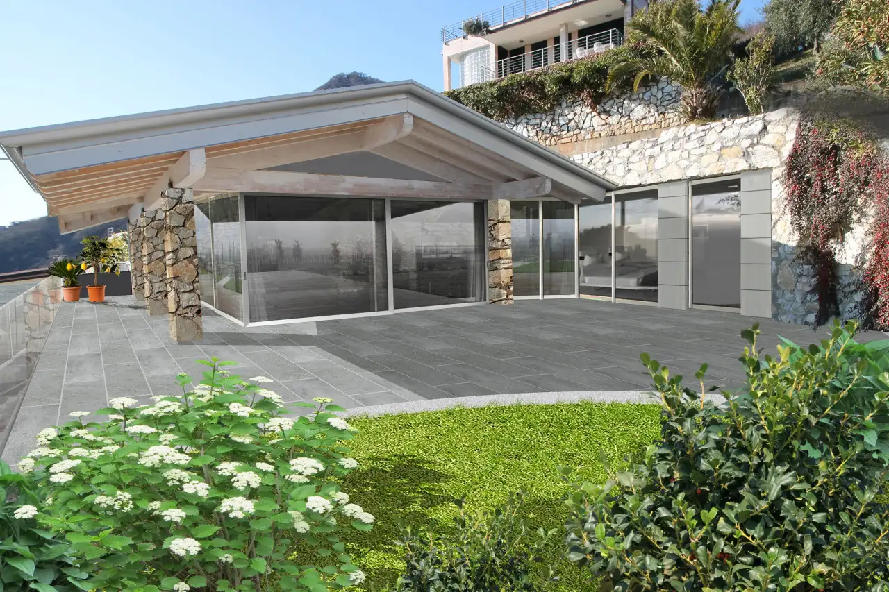 Außenbereich der Villa mit großer Terrasse und Garten