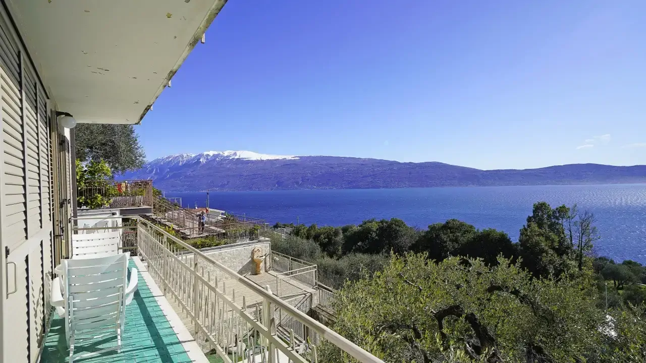 Terrasse mit Blick auf See und schneebedeckte Berge