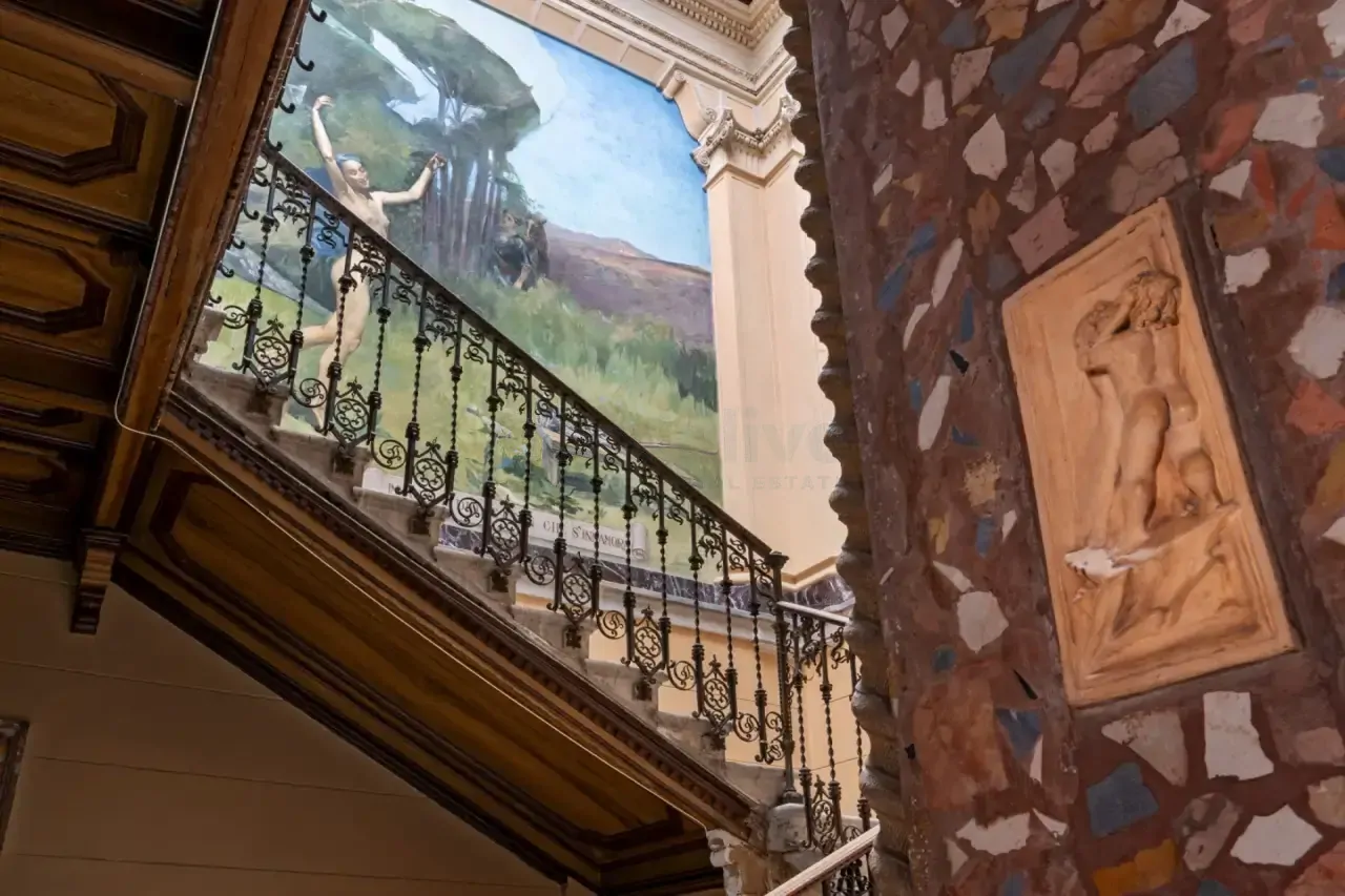 Treppe mit Schmiedeeisengeländer und Wandfresko