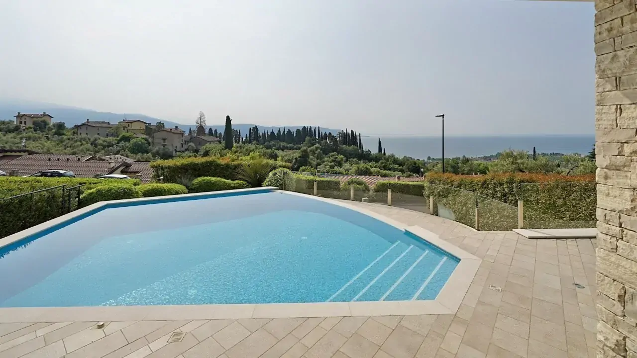 Piscina esterna con vista sul lago e paesaggio circostante