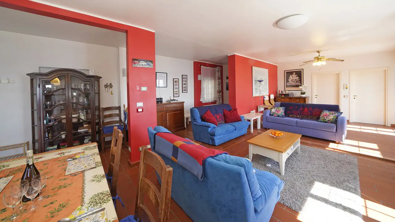 Soggiorno con divani blu e pareti rosse