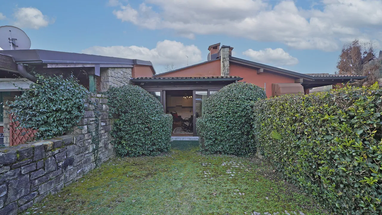 Giardino privato con siepi e vista sulla villetta