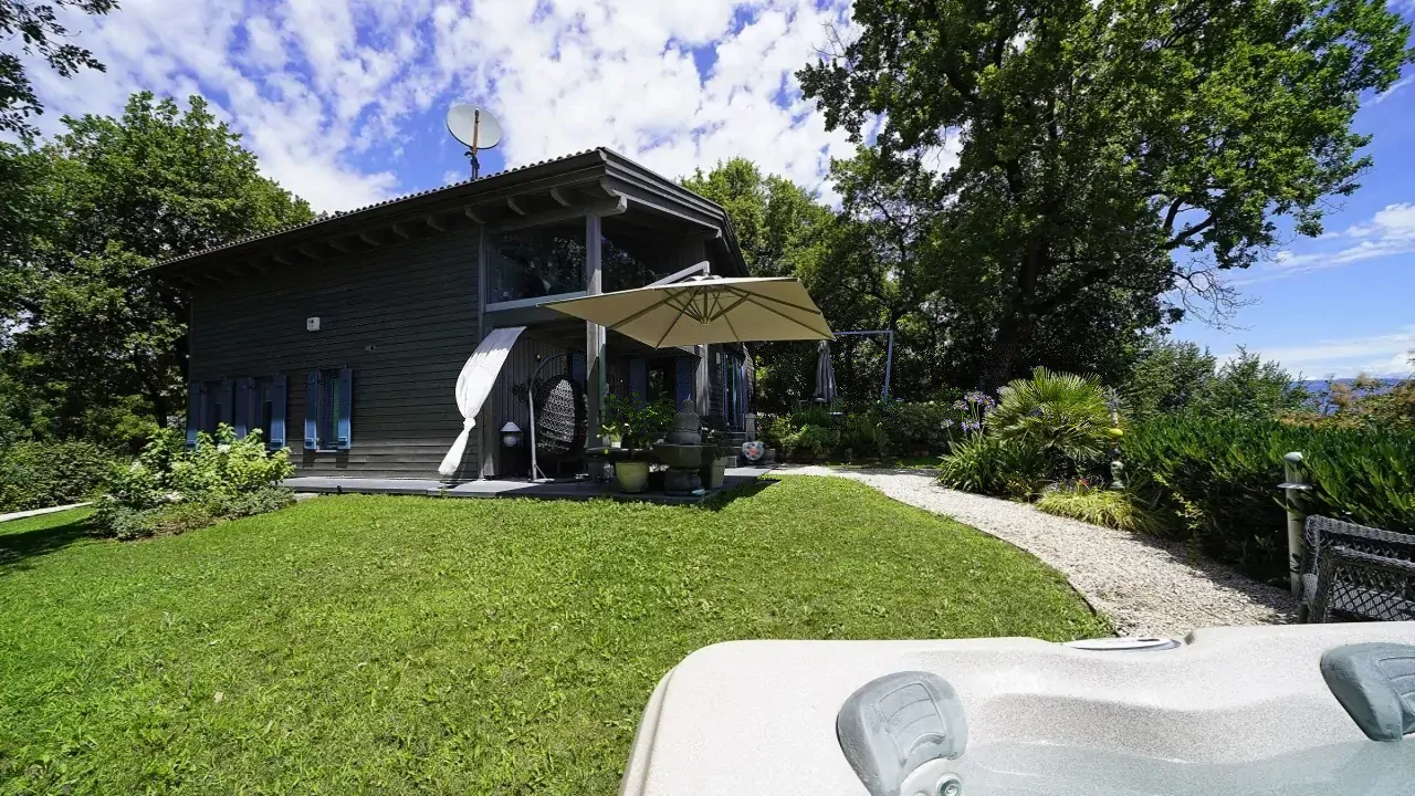 Garten mit Rasen, Sonnenschirm und Außen-Whirlpool