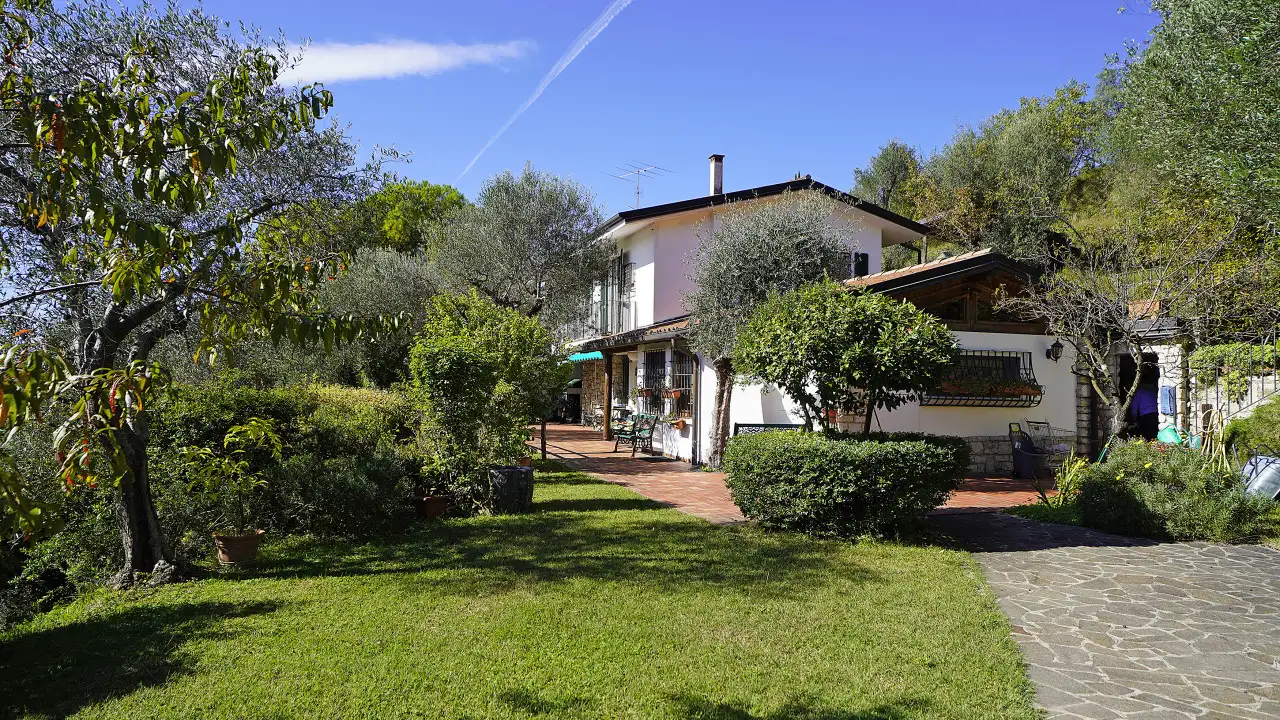Freistehende Villa mit Garten und umliegenden Bäumen
