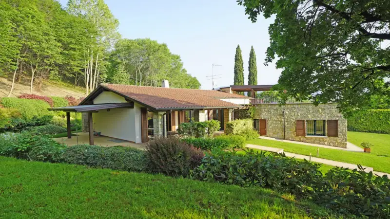 Villa with garden and lake-view terrace, in an exclusive setting in San Felice, San Felice del Benaco