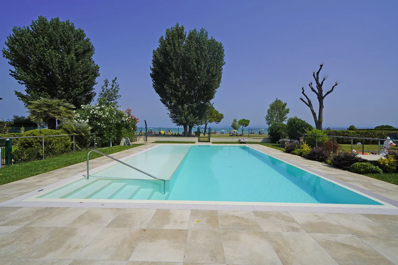 Piscina con gradini e ringhiera in giardino