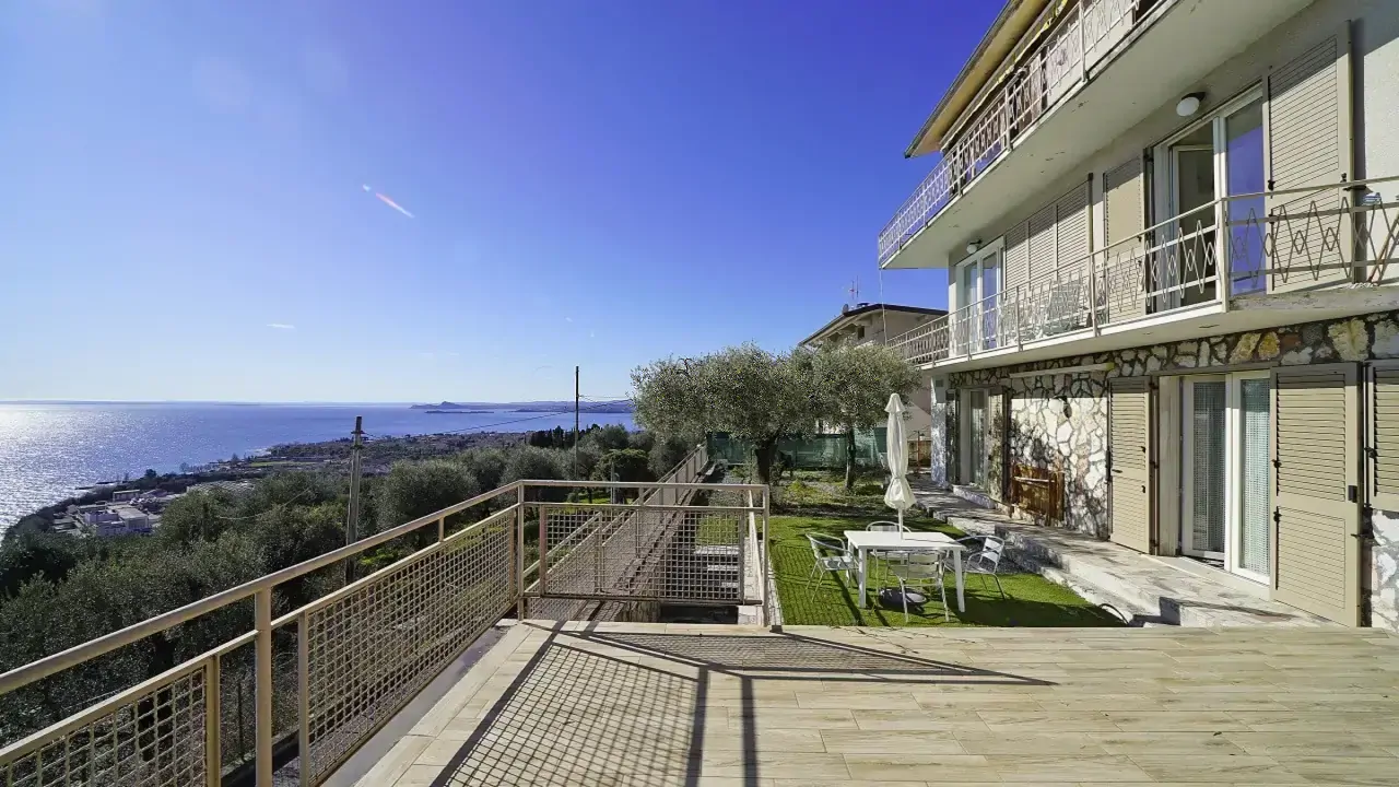 Terrasse mit Geländer und Seeblick