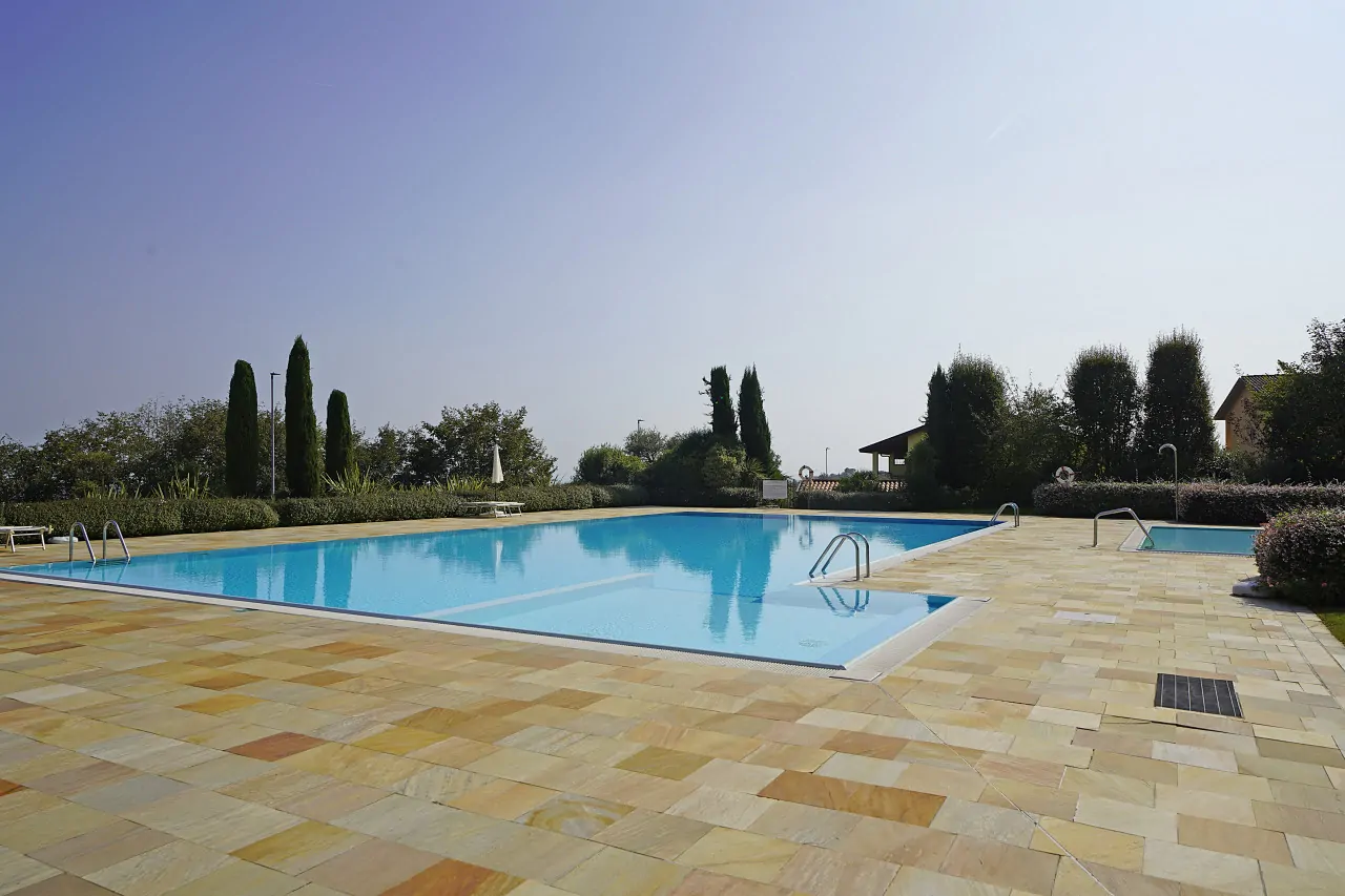 Schwimmbad der Residenz mit Steinrand und Bänken