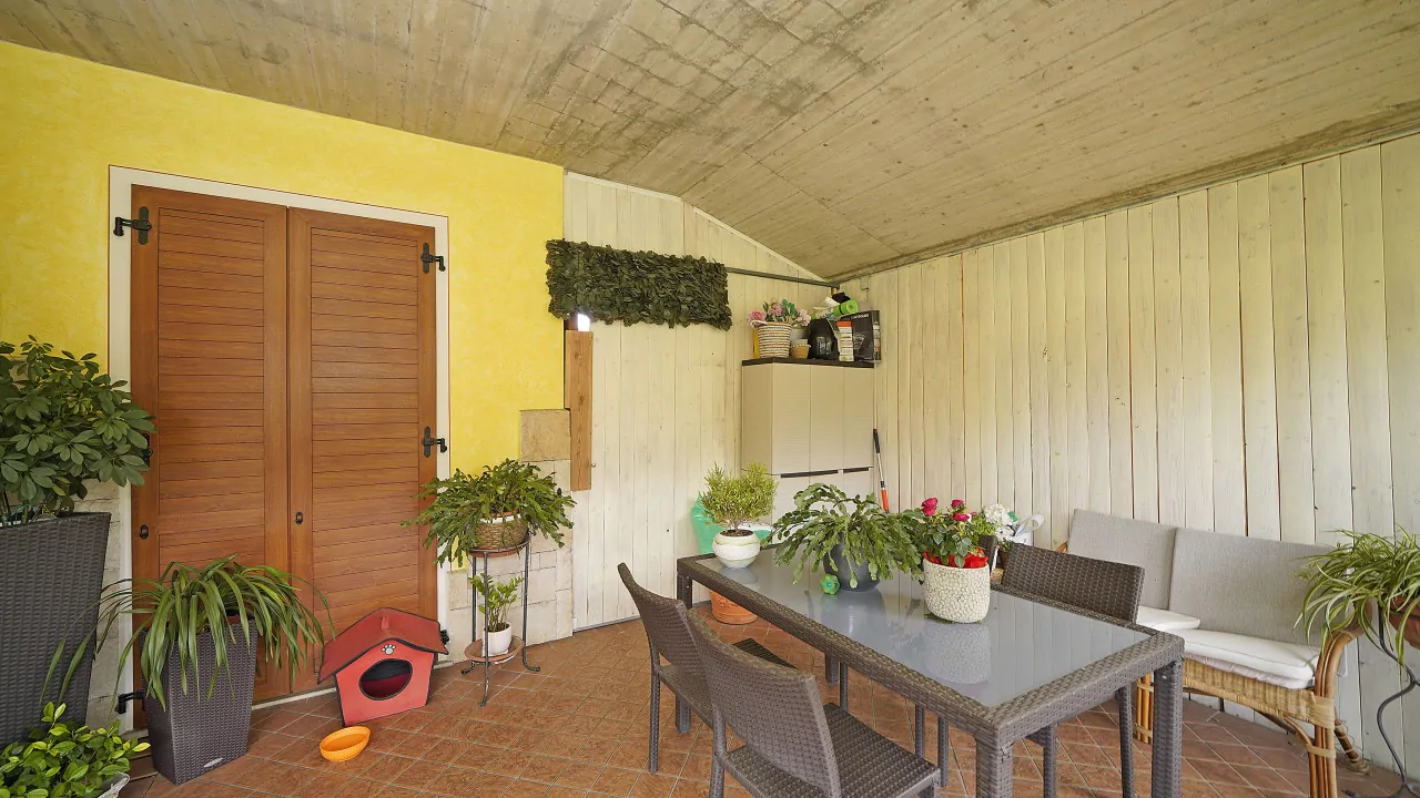 Porch with table, chairs and plants