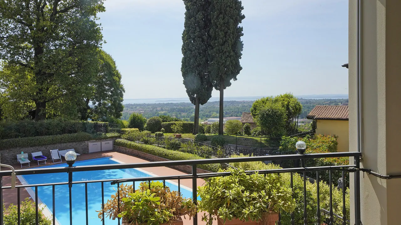 Terrasse mit Blick auf den Pool und die umliegende Landschaft