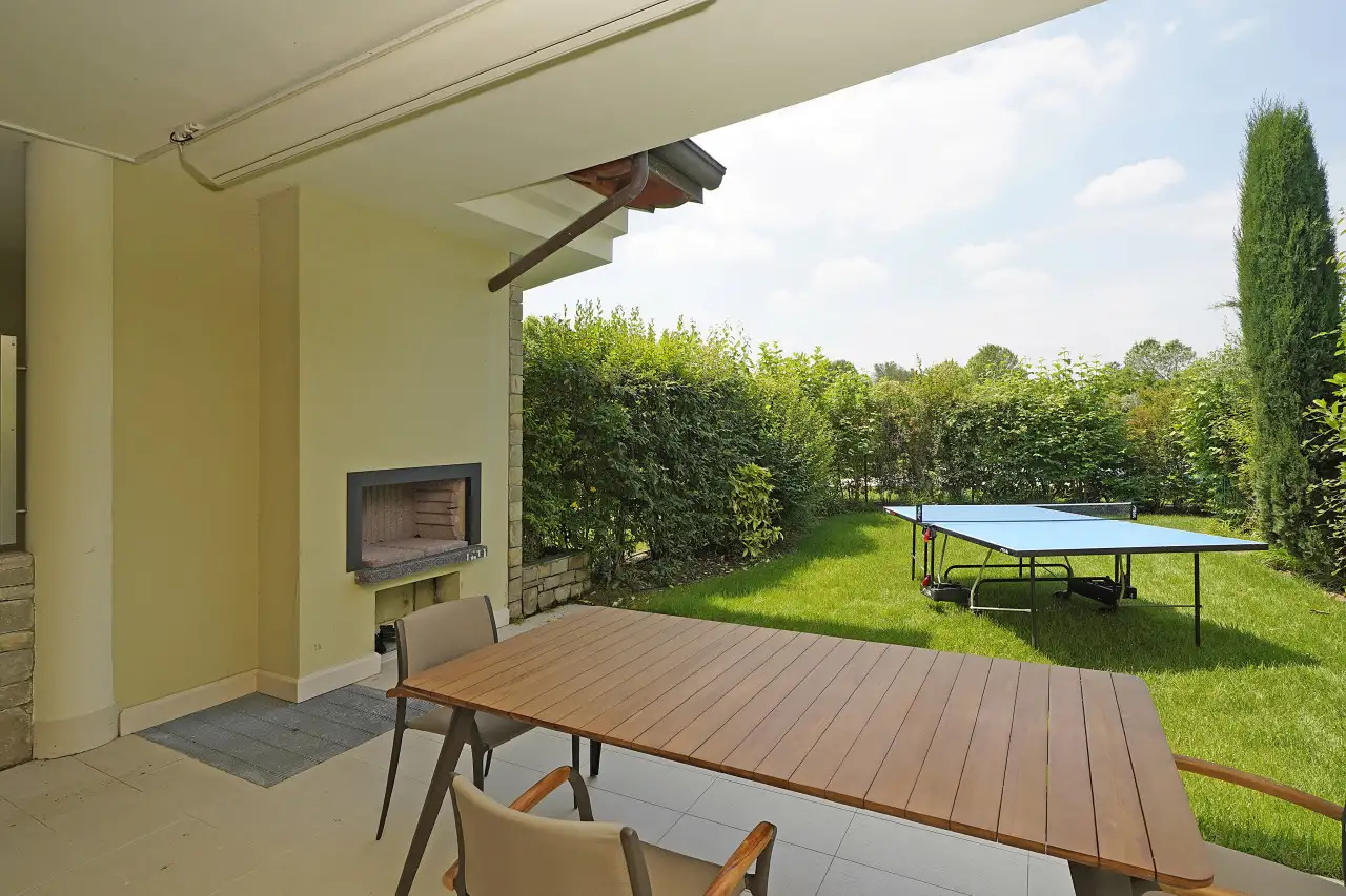 Garten mit Tischtennistisch und überdachtem Essbereich mit Außenkamin