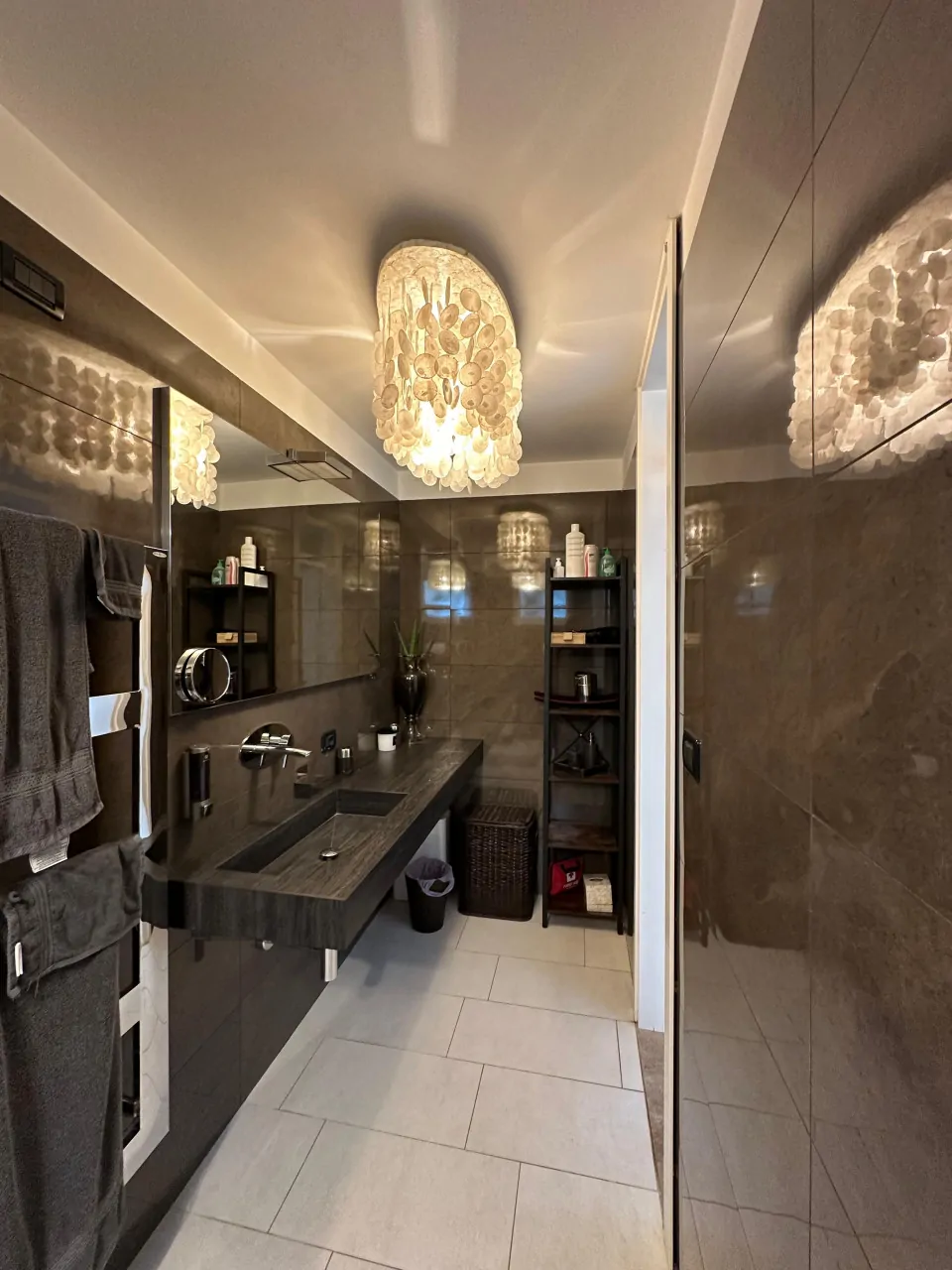 Badezimmer mit integriertem Waschbecken und langem Spiegel