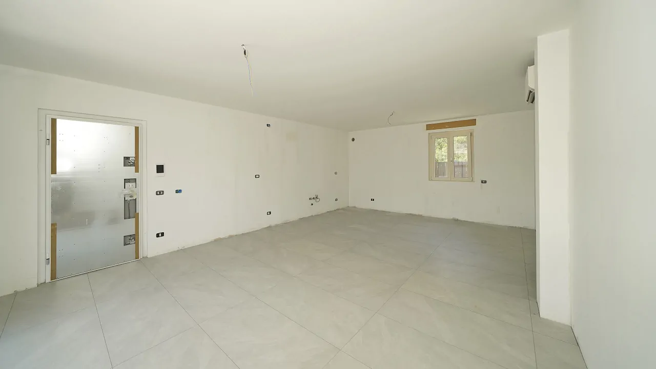 Leeres Wohnzimmer mit Glastür und Fenster