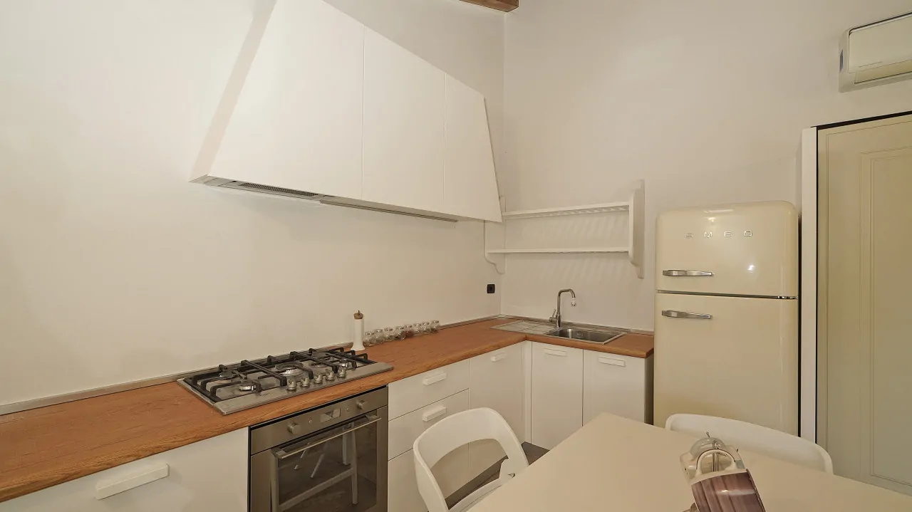 Küche mit Gasherd und weißem Retro-Kühlschrank