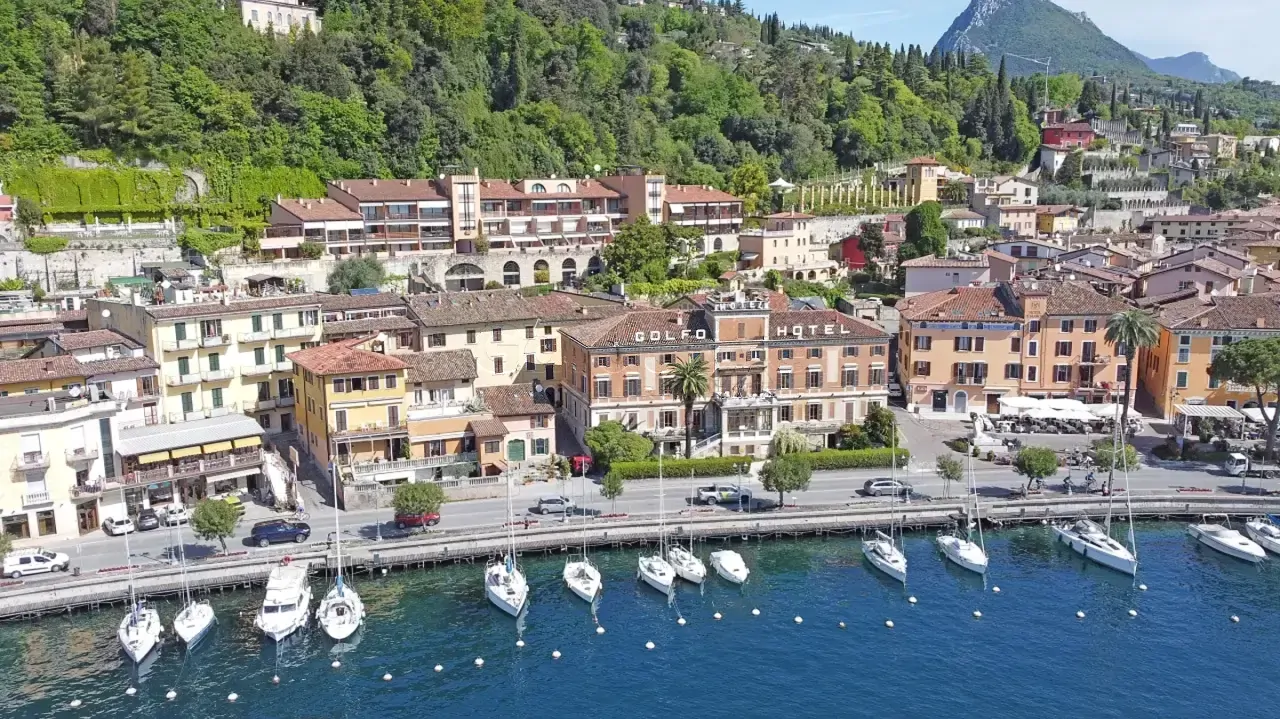 Luftaufnahme der Uferpromenade mit angelegten Booten und historischen Gebäuden