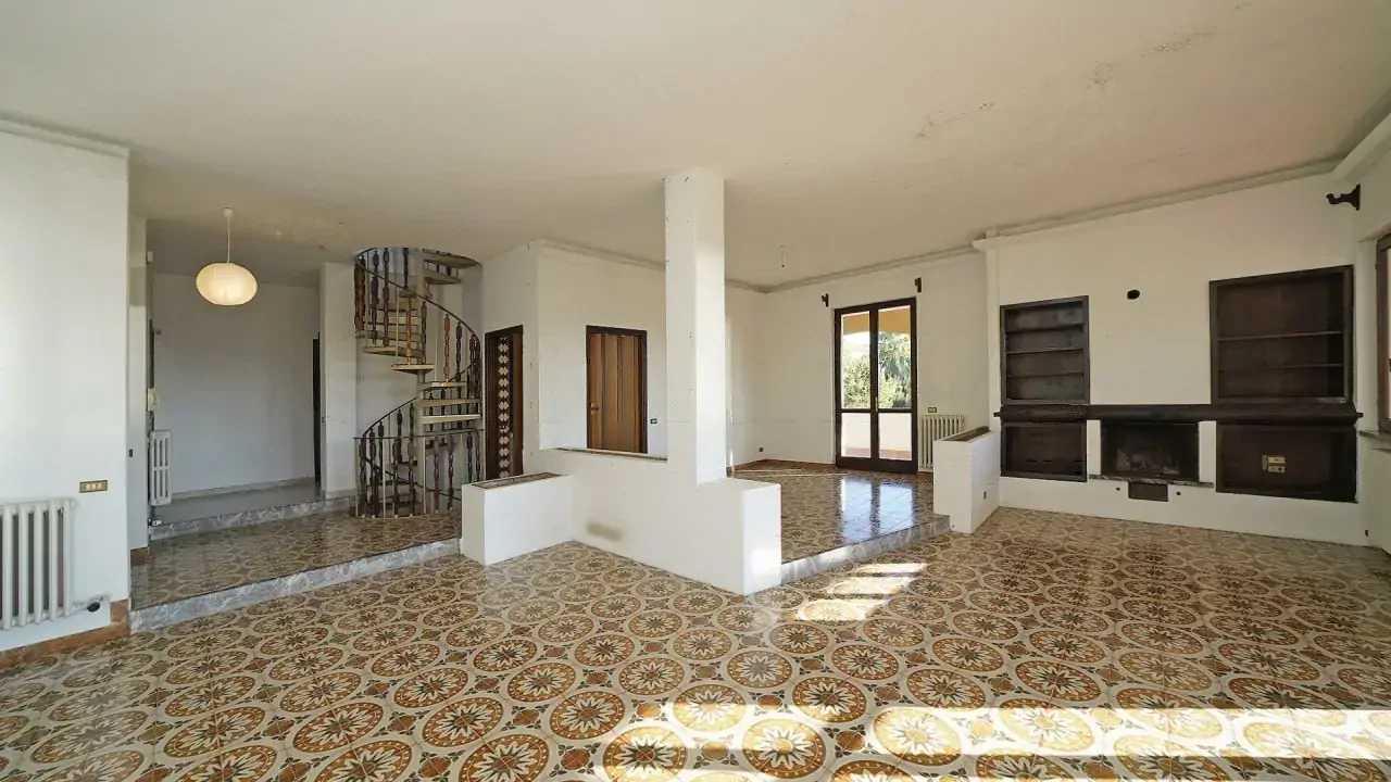 Living room with fireplace and decorated ceramic floor