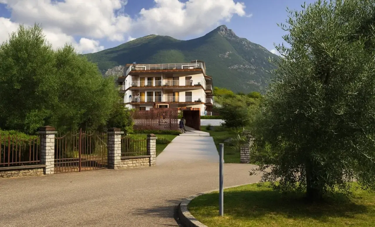 Gebäude mit Terrassen und Berg im Hintergrund