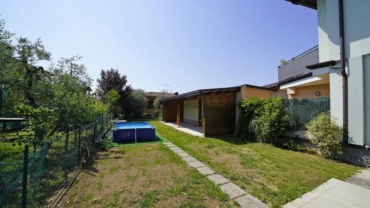 Garten mit oberirdischem Pool und Pergola